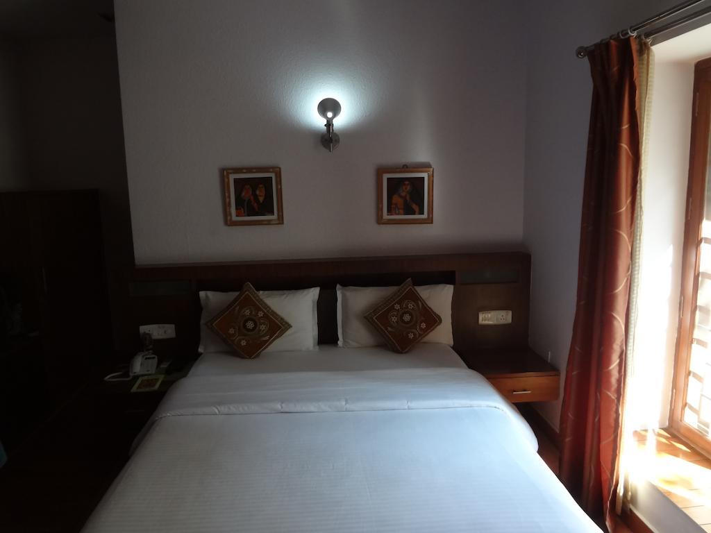 Compact Copper Quilt Hotel Bangalore Room photo