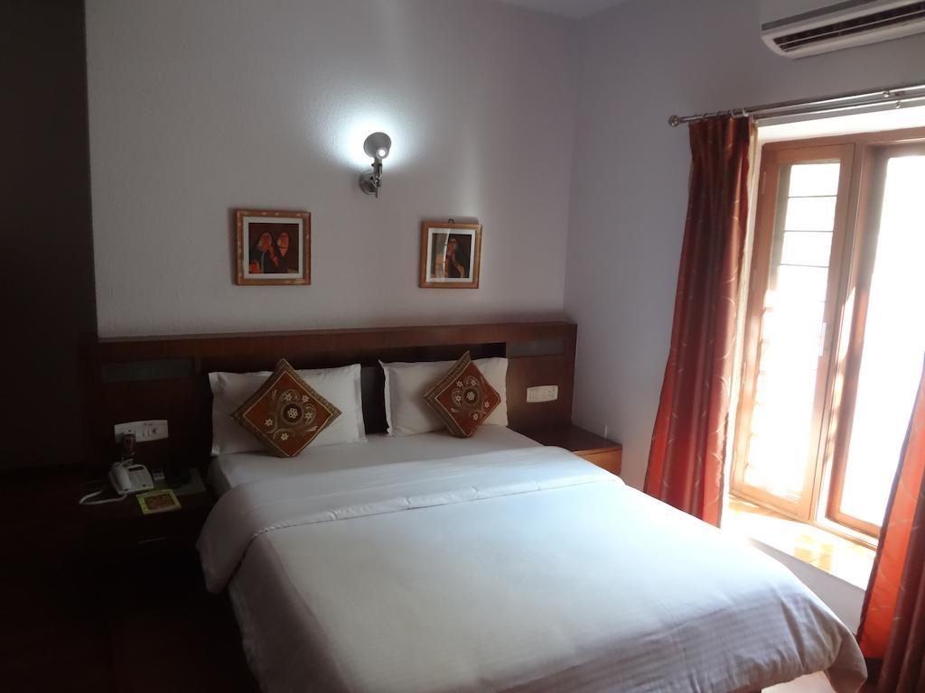 Compact Copper Quilt Hotel Bangalore Room photo