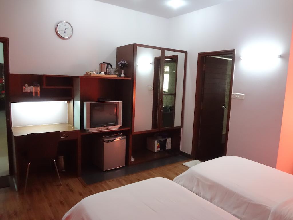 Compact Copper Quilt Hotel Bangalore Room photo